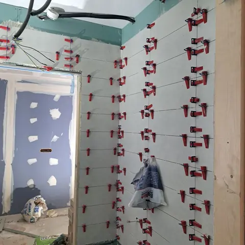 Alicatado de baño en curso