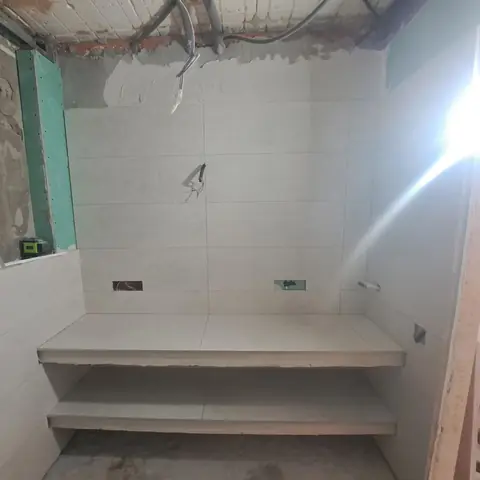 Encimera y balda de obra alicatadas