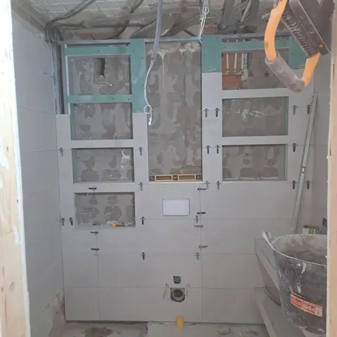 Baño con estructura de hornacinas en obra