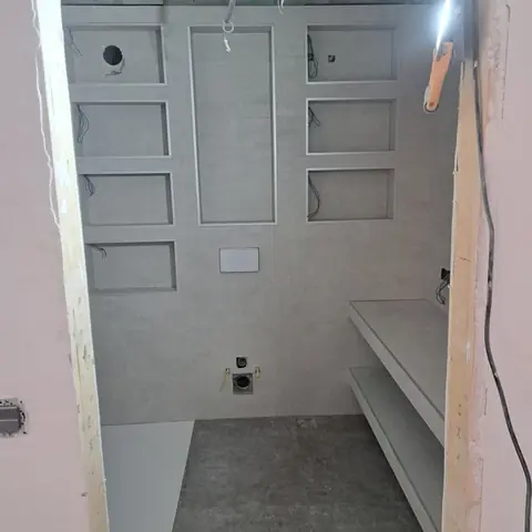 Baño con hornacinas y encimera de obra