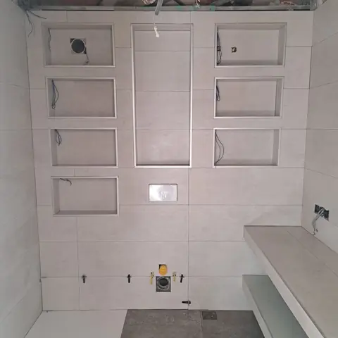 Baño alicatado con hornacinas terminado
