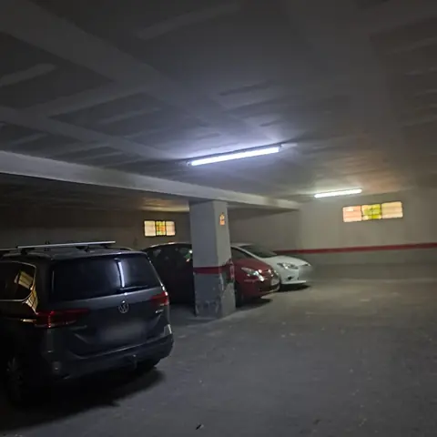 Garaje comunitario pintado y señalizado