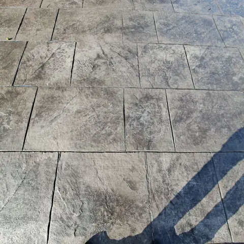 Detalle de hormigón impreso pizarra