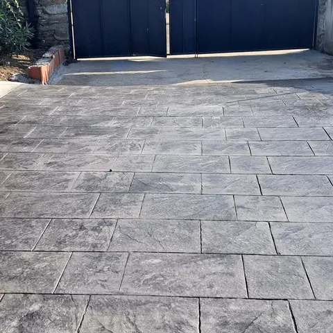 Acceso en hormigón impreso gris