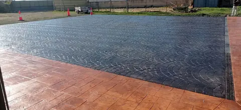 Hormigón impreso en abanico y losa terracota con canaleta