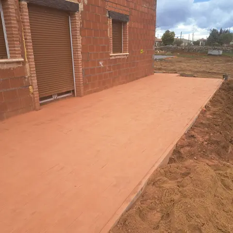 Hormigón impreso terracota recién ejecutado