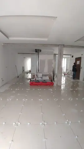 Solado de gran formato en local