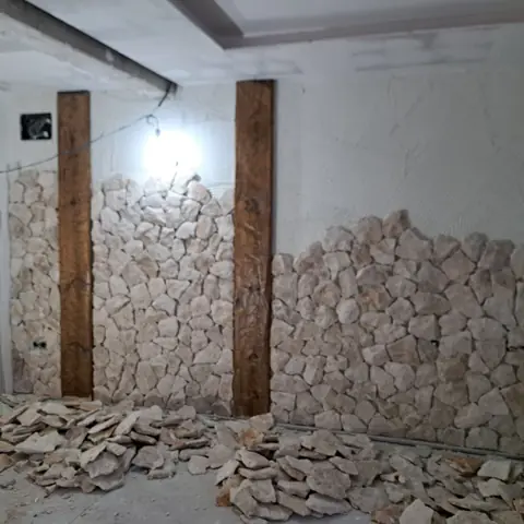 Pared con la piedra a medio colocar