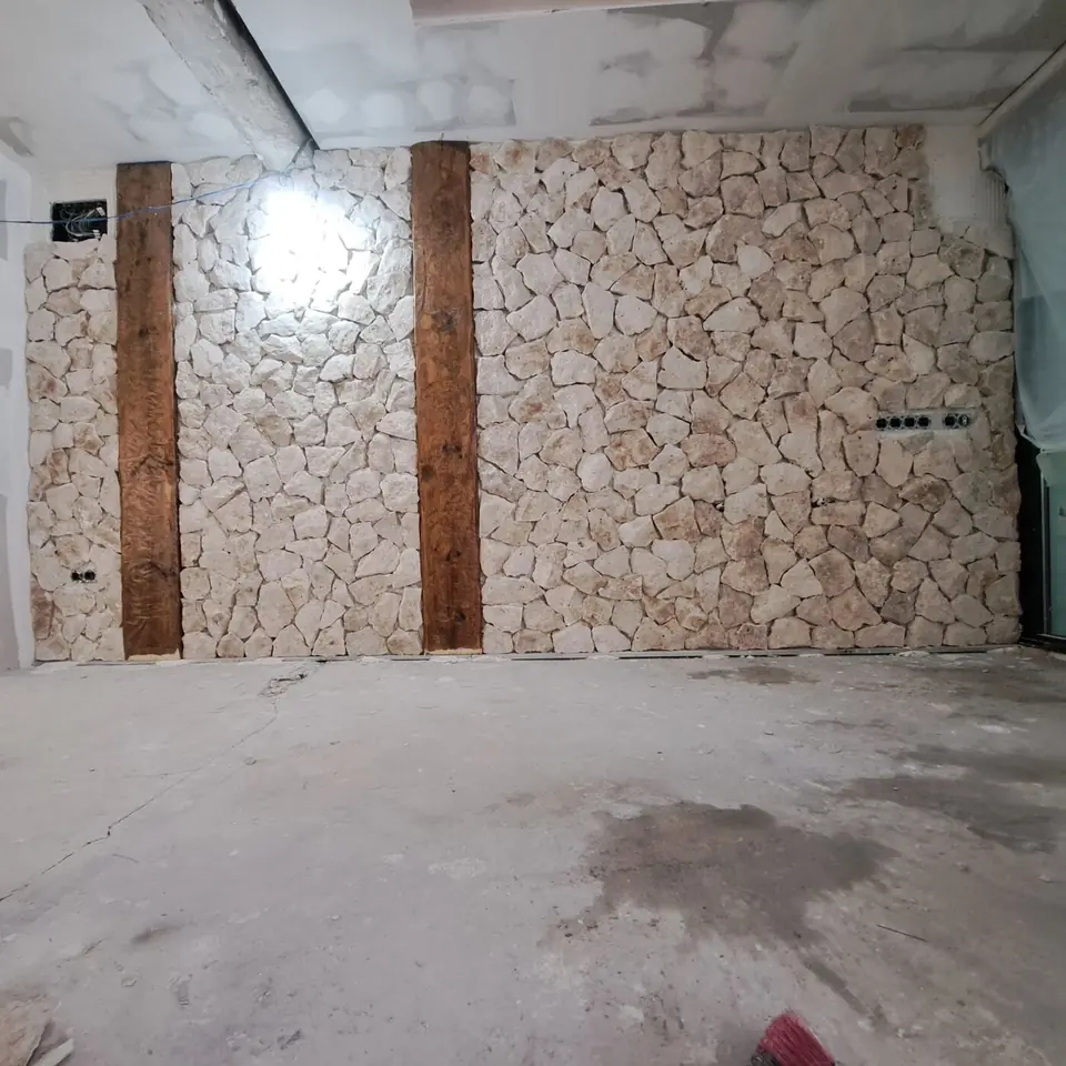 Revestimiento de piedra natural con vigas de madera