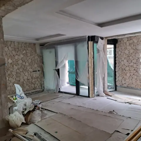 Salón con piedra natural en obra