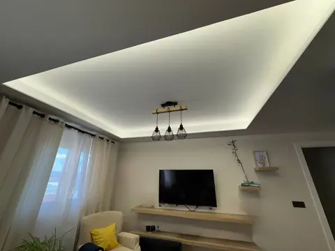 Techo con foseado e iluminación LED indirecta