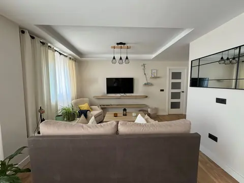 Salón terminado con techo rebajado y suelo laminado