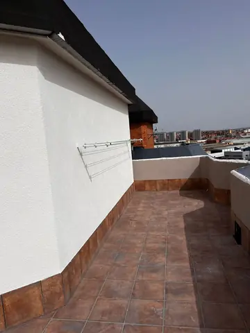 Terraza terminada con solado y rodapié cerámico